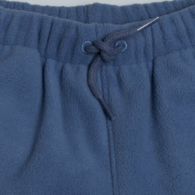 Mädchen GAP Fleece-Jogginghose mit verstellbarer Taille und elastischen Bündchen\n\n Diese GAP Mädchen-Jogginghose bietet dank ihres weichen Stoffes und des entspannten Designs maximalen Komfort. Ideal für den Alltag, vereint sie Funktionalität und lässigen Stil für jede Jahreszeit.\n\n Details:\n Jogger-Schnitt mit entspannter Passform.\n Weicher Stoff mit Plüschinnenseite.\n Elastischer Bund mit verstellbarem Kordelzug.\n Funktionelle Seitentaschen.\n Elastische Fußfesseln.\n\n Warme und bequeme Jogginghosen für Mädchen, ideal, um die Freizeit mit Freiheit und Komfort zu genießen.\n Komposition: 100% Polyester\n Pflege:\nMit ähnlichen Farben kalt in der Maschine waschen.\n Bei niedriger Temperatur trocknen.