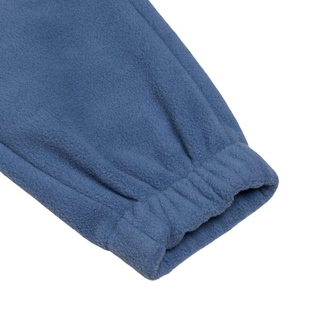Mädchen GAP Fleece-Jogginghose mit verstellbarer Taille und elastischen Bündchen\n\n Diese GAP Mädchen-Jogginghose bietet dank ihres weichen Stoffes und des entspannten Designs maximalen Komfort. Ideal für den Alltag, vereint sie Funktionalität und lässigen Stil für jede Jahreszeit.\n\n Details:\n Jogger-Schnitt mit entspannter Passform.\n Weicher Stoff mit Plüschinnenseite.\n Elastischer Bund mit verstellbarem Kordelzug.\n Funktionelle Seitentaschen.\n Elastische Fußfesseln.\n\n Warme und bequeme Jogginghosen für Mädchen, ideal, um die Freizeit mit Freiheit und Komfort zu genießen.\n Komposition: 100% Polyester\n Pflege:\nMit ähnlichen Farben kalt in der Maschine waschen.\n Bei niedriger Temperatur trocknen.
