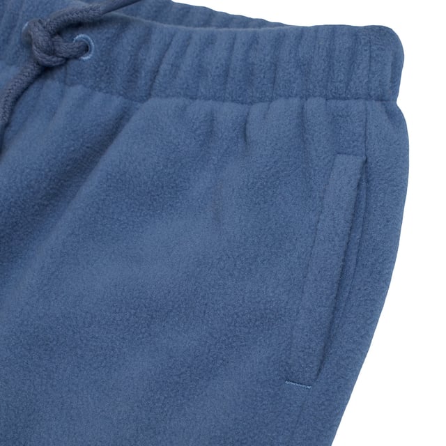 Mädchen GAP Fleece-Jogginghose mit verstellbarer Taille und elastischen Bündchen\n\n Diese GAP Mädchen-Jogginghose bietet dank ihres weichen Stoffes und des entspannten Designs maximalen Komfort. Ideal für den Alltag, vereint sie Funktionalität und lässigen Stil für jede Jahreszeit.\n\n Details:\n Jogger-Schnitt mit entspannter Passform.\n Weicher Stoff mit Plüschinnenseite.\n Elastischer Bund mit verstellbarem Kordelzug.\n Funktionelle Seitentaschen.\n Elastische Fußfesseln.\n\n Warme und bequeme Jogginghosen für Mädchen, ideal, um die Freizeit mit Freiheit und Komfort zu genießen.\n Komposition: 100% Polyester\n Pflege:\nMit ähnlichen Farben kalt in der Maschine waschen.\n Bei niedriger Temperatur trocknen.