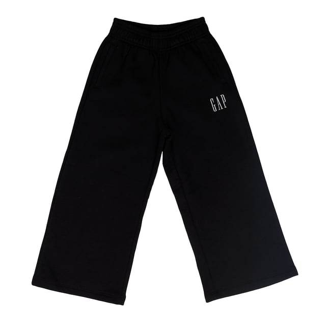 Sporthose für Mädchen mit bequemem und modernem Design.\n\n Es besteht aus weichem Stoff und verfügt über einen elastischen Bund, der für eine bequeme Passform und einfaches An- und Ausziehen sorgt.\n\n Die Hose hat weite Beine, die Bewegungsfreiheit und einen entspannten Stil bieten.\n\n Es verfügt über praktische Seitentaschen für zusätzliche Funktionalität und das aufgedruckte GAP-Logo auf der Vorderseite sorgt für eine unverwechselbare Note.\n\n Perfekt für alltägliche Aktivitäten oder zum stilvollen Entspannen.\n Komposition: 77% Baumwolle, 23% Polyester\n Pflege:\n- Maschinenwäsche kalt.\n - Verwenden Sie beim Waschen ähnliche Farben.\n - Vermeiden Sie die Verwendung von Bleichmitteln.\n - Bei niedriger Temperatur im Trockner trocknen.\n - Kein Bügeln.\n - Reinige chemisch nicht.