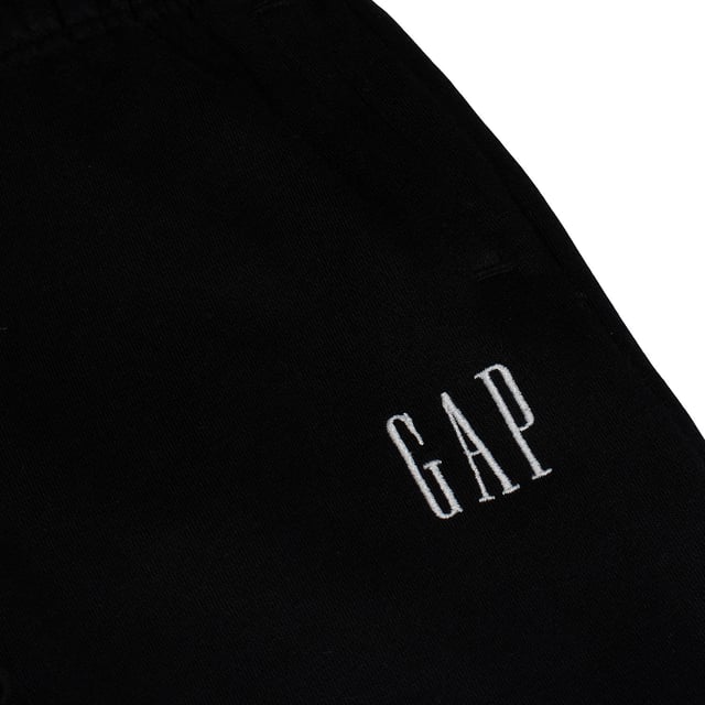 Sporthose für Mädchen mit bequemem und modernem Design.\n\n Es besteht aus weichem Stoff und verfügt über einen elastischen Bund, der für eine bequeme Passform und einfaches An- und Ausziehen sorgt.\n\n Die Hose hat weite Beine, die Bewegungsfreiheit und einen entspannten Stil bieten.\n\n Es verfügt über praktische Seitentaschen für zusätzliche Funktionalität und das aufgedruckte GAP-Logo auf der Vorderseite sorgt für eine unverwechselbare Note.\n\n Perfekt für alltägliche Aktivitäten oder zum stilvollen Entspannen.\n Komposition: 77% Baumwolle, 23% Polyester\n Pflege:\n- Maschinenwäsche kalt.\n - Verwenden Sie beim Waschen ähnliche Farben.\n - Vermeiden Sie die Verwendung von Bleichmitteln.\n - Bei niedriger Temperatur im Trockner trocknen.\n - Kein Bügeln.\n - Reinige chemisch nicht.