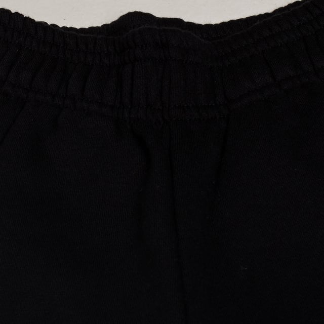 Sporthose für Mädchen mit bequemem und modernem Design.\n\n Es besteht aus weichem Stoff und verfügt über einen elastischen Bund, der für eine bequeme Passform und einfaches An- und Ausziehen sorgt.\n\n Die Hose hat weite Beine, die Bewegungsfreiheit und einen entspannten Stil bieten.\n\n Es verfügt über praktische Seitentaschen für zusätzliche Funktionalität und das aufgedruckte GAP-Logo auf der Vorderseite sorgt für eine unverwechselbare Note.\n\n Perfekt für alltägliche Aktivitäten oder zum stilvollen Entspannen.\n Komposition: 77% Baumwolle, 23% Polyester\n Pflege:\n- Maschinenwäsche kalt.\n - Verwenden Sie beim Waschen ähnliche Farben.\n - Vermeiden Sie die Verwendung von Bleichmitteln.\n - Bei niedriger Temperatur im Trockner trocknen.\n - Kein Bügeln.\n - Reinige chemisch nicht.