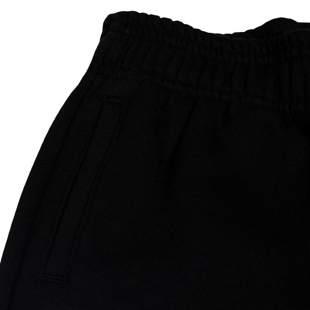 Sporthose für Mädchen mit bequemem und modernem Design.\n\n Es besteht aus weichem Stoff und verfügt über einen elastischen Bund, der für eine bequeme Passform und einfaches An- und Ausziehen sorgt.\n\n Die Hose hat weite Beine, die Bewegungsfreiheit und einen entspannten Stil bieten.\n\n Es verfügt über praktische Seitentaschen für zusätzliche Funktionalität und das aufgedruckte GAP-Logo auf der Vorderseite sorgt für eine unverwechselbare Note.\n\n Perfekt für alltägliche Aktivitäten oder zum stilvollen Entspannen.\n Komposition: 77% Baumwolle, 23% Polyester\n Pflege:\n- Maschinenwäsche kalt.\n - Verwenden Sie beim Waschen ähnliche Farben.\n - Vermeiden Sie die Verwendung von Bleichmitteln.\n - Bei niedriger Temperatur im Trockner trocknen.\n - Kein Bügeln.\n - Reinige chemisch nicht.