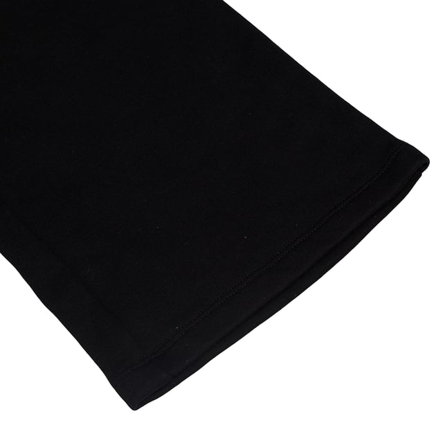 Sporthose für Mädchen mit bequemem und modernem Design.\n\n Es besteht aus weichem Stoff und verfügt über einen elastischen Bund, der für eine bequeme Passform und einfaches An- und Ausziehen sorgt.\n\n Die Hose hat weite Beine, die Bewegungsfreiheit und einen entspannten Stil bieten.\n\n Es verfügt über praktische Seitentaschen für zusätzliche Funktionalität und das aufgedruckte GAP-Logo auf der Vorderseite sorgt für eine unverwechselbare Note.\n\n Perfekt für alltägliche Aktivitäten oder zum stilvollen Entspannen.\n Komposition: 77% Baumwolle, 23% Polyester\n Pflege:\n- Maschinenwäsche kalt.\n - Verwenden Sie beim Waschen ähnliche Farben.\n - Vermeiden Sie die Verwendung von Bleichmitteln.\n - Bei niedriger Temperatur im Trockner trocknen.\n - Kein Bügeln.\n - Reinige chemisch nicht.