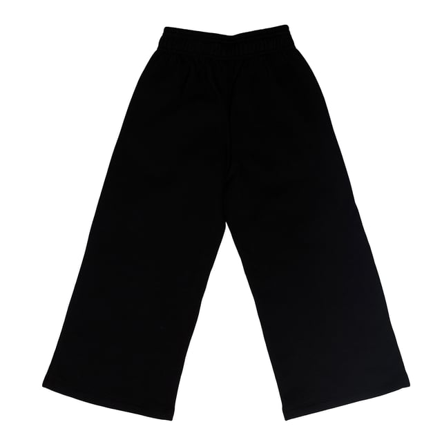 Sporthose für Mädchen mit bequemem und modernem Design.\n\n Es besteht aus weichem Stoff und verfügt über einen elastischen Bund, der für eine bequeme Passform und einfaches An- und Ausziehen sorgt.\n\n Die Hose hat weite Beine, die Bewegungsfreiheit und einen entspannten Stil bieten.\n\n Es verfügt über praktische Seitentaschen für zusätzliche Funktionalität und das aufgedruckte GAP-Logo auf der Vorderseite sorgt für eine unverwechselbare Note.\n\n Perfekt für alltägliche Aktivitäten oder zum stilvollen Entspannen.\n Komposition: 77% Baumwolle, 23% Polyester\n Pflege:\n- Maschinenwäsche kalt.\n - Verwenden Sie beim Waschen ähnliche Farben.\n - Vermeiden Sie die Verwendung von Bleichmitteln.\n - Bei niedriger Temperatur im Trockner trocknen.\n - Kein Bügeln.\n - Reinige chemisch nicht.