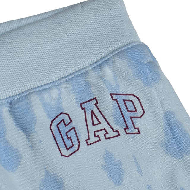 Mädchen-Jogginghose #M1 mit verstellbarer Taille und geripptem Saum\n\n Diese GAP Jogginghose für Mädchen vereint Weichheit und Funktionalität in einem idealen Alltagsstück. Perfekt für Schulaktivitäten, zum Spielen oder zum Entspannen zu Hause.\n\n Details:\n Jogger-Schnitt mit enger Passform.\n Weicher und dehnbarer Baumwollstrickstoff.\n Elastischer Bund mit Kordelzug für bessere Passform.\n Gap-Logo an der Taille.\n Funktionelle Seitentaschen.\n Gerippte Bündchen für einen modernen und bequemen Look.\n\n Ein vielseitiger und praktischer Jogger für Mädchen, der sich mit Stil und Komfort jedem Plan anpasst.\n Komposition: 77 % Baumwolle, 23 % Polyester\n Pflege:\nMit ähnlichen Farben kalt in der Maschine waschen.\n Bei niedriger Temperatur trocknen.\n Bei Bedarf bei mittlerer Temperatur bügeln.