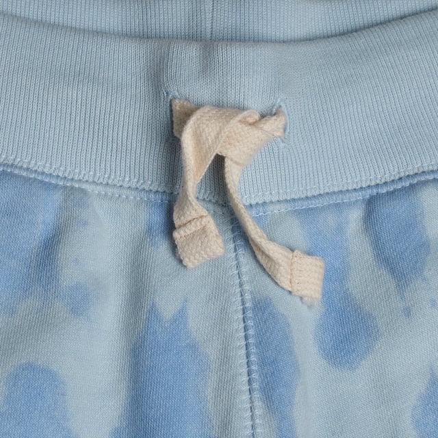 Mädchen-Jogginghose #M1 mit verstellbarer Taille und geripptem Saum\n\n Diese GAP Jogginghose für Mädchen vereint Weichheit und Funktionalität in einem idealen Alltagsstück. Perfekt für Schulaktivitäten, zum Spielen oder zum Entspannen zu Hause.\n\n Details:\n Jogger-Schnitt mit enger Passform.\n Weicher und dehnbarer Baumwollstrickstoff.\n Elastischer Bund mit Kordelzug für bessere Passform.\n Gap-Logo an der Taille.\n Funktionelle Seitentaschen.\n Gerippte Bündchen für einen modernen und bequemen Look.\n\n Ein vielseitiger und praktischer Jogger für Mädchen, der sich mit Stil und Komfort jedem Plan anpasst.\n Komposition: 77 % Baumwolle, 23 % Polyester\n Pflege:\nMit ähnlichen Farben kalt in der Maschine waschen.\n Bei niedriger Temperatur trocknen.\n Bei Bedarf bei mittlerer Temperatur bügeln.