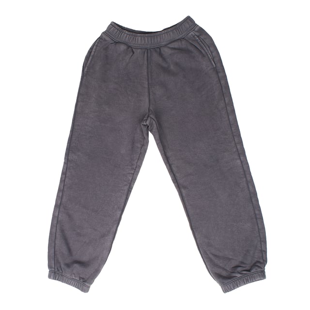 Diese Mädchen-Jogginghose vereint Stil und Komfort mit einem elastischen Bund, der innen über einen verstellbaren Kordelzug für eine individuelle Passform verfügt.\n\n Seitentaschen sorgen für zusätzliche Funktionalität, sodass Sie kleine Gegenstände verstauen oder Ihre Hände warm halten können.\n\n Elastische Knöchelbündchen sorgen für eine moderne, entspannte Passform.\n\n Sie bestehen aus einem weichen Stoff und eignen sich sowohl für Outdoor-Aktivitäten als auch für Momente der Ruhe.\n Komposition: 77% Baumwolle, 23% Polyester\n Pflege:\n- Maschinenwäsche kalt.\n - Verwenden Sie beim Waschen ähnliche Farben.\n - Vermeiden Sie die Verwendung von Bleichmitteln.\n - Bei niedriger Temperatur im Trockner trocknen.\n - Bei niedriger Temperatur bügeln.\n - Reinige chemisch nicht.