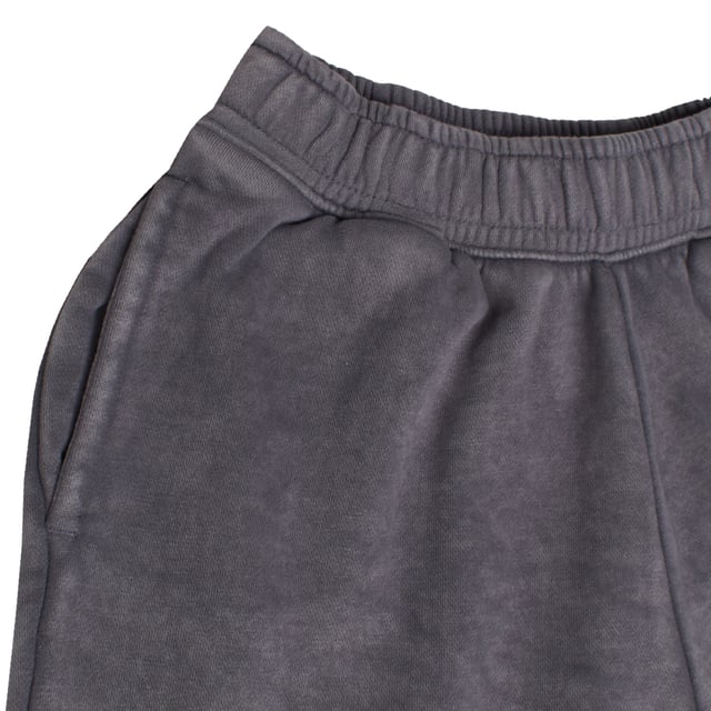 Diese Mädchen-Jogginghose vereint Stil und Komfort mit einem elastischen Bund, der innen über einen verstellbaren Kordelzug für eine individuelle Passform verfügt.\n\n Seitentaschen sorgen für zusätzliche Funktionalität, sodass Sie kleine Gegenstände verstauen oder Ihre Hände warm halten können.\n\n Elastische Knöchelbündchen sorgen für eine moderne, entspannte Passform.\n\n Sie bestehen aus einem weichen Stoff und eignen sich sowohl für Outdoor-Aktivitäten als auch für Momente der Ruhe.\n Komposition: 77% Baumwolle, 23% Polyester\n Pflege:\n- Maschinenwäsche kalt.\n - Verwenden Sie beim Waschen ähnliche Farben.\n - Vermeiden Sie die Verwendung von Bleichmitteln.\n - Bei niedriger Temperatur im Trockner trocknen.\n - Bei niedriger Temperatur bügeln.\n - Reinige chemisch nicht.