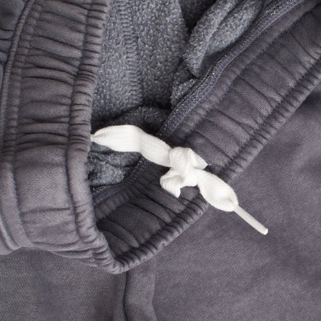 Diese Mädchen-Jogginghose vereint Stil und Komfort mit einem elastischen Bund, der innen über einen verstellbaren Kordelzug für eine individuelle Passform verfügt.\n\n Seitentaschen sorgen für zusätzliche Funktionalität, sodass Sie kleine Gegenstände verstauen oder Ihre Hände warm halten können.\n\n Elastische Knöchelbündchen sorgen für eine moderne, entspannte Passform.\n\n Sie bestehen aus einem weichen Stoff und eignen sich sowohl für Outdoor-Aktivitäten als auch für Momente der Ruhe.\n Komposition: 77% Baumwolle, 23% Polyester\n Pflege:\n- Maschinenwäsche kalt.\n - Verwenden Sie beim Waschen ähnliche Farben.\n - Vermeiden Sie die Verwendung von Bleichmitteln.\n - Bei niedriger Temperatur im Trockner trocknen.\n - Bei niedriger Temperatur bügeln.\n - Reinige chemisch nicht.