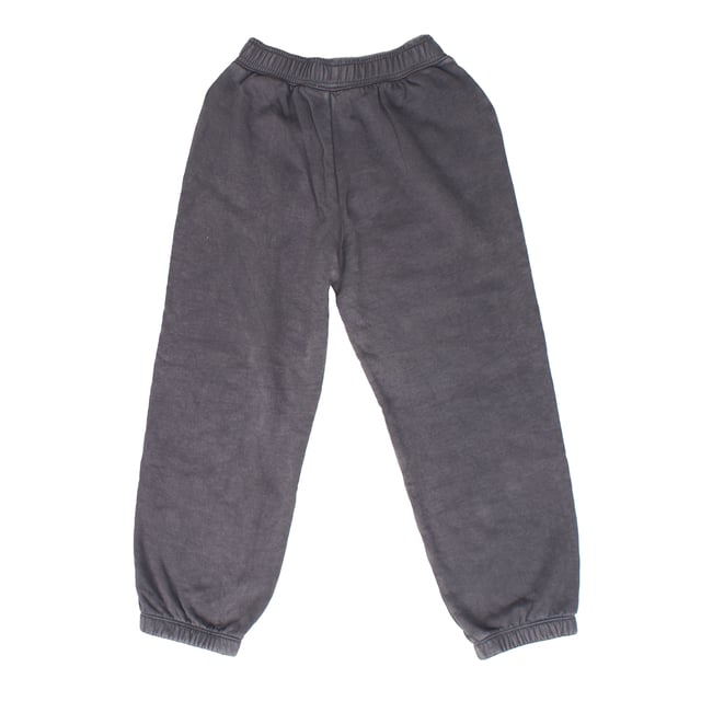 Diese Mädchen-Jogginghose vereint Stil und Komfort mit einem elastischen Bund, der innen über einen verstellbaren Kordelzug für eine individuelle Passform verfügt.\n\n Seitentaschen sorgen für zusätzliche Funktionalität, sodass Sie kleine Gegenstände verstauen oder Ihre Hände warm halten können.\n\n Elastische Knöchelbündchen sorgen für eine moderne, entspannte Passform.\n\n Sie bestehen aus einem weichen Stoff und eignen sich sowohl für Outdoor-Aktivitäten als auch für Momente der Ruhe.\n Komposition: 77% Baumwolle, 23% Polyester\n Pflege:\n- Maschinenwäsche kalt.\n - Verwenden Sie beim Waschen ähnliche Farben.\n - Vermeiden Sie die Verwendung von Bleichmitteln.\n - Bei niedriger Temperatur im Trockner trocknen.\n - Bei niedriger Temperatur bügeln.\n - Reinige chemisch nicht.