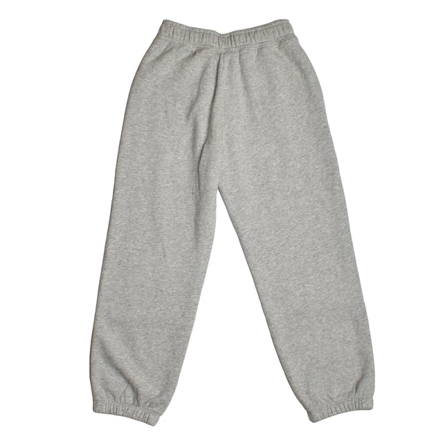 Diese Mädchen-Jogginghose vereint Stil und Komfort mit einem elastischen Bund, der innen über einen verstellbaren Kordelzug für eine individuelle Passform verfügt.\n\n Seitentaschen sorgen für zusätzliche Funktionalität, sodass Sie kleine Gegenstände verstauen oder Ihre Hände warm halten können.\n\n Elastische Knöchelbündchen sorgen für eine moderne, entspannte Passform.\n\n Sie bestehen aus einem weichen Stoff und eignen sich sowohl für Outdoor-Aktivitäten als auch für Momente der Ruhe.\n Komposition: 77% Baumwolle, 23% Polyester\n Pflege:\n- Maschinenwäsche kalt.\n - Verwenden Sie beim Waschen ähnliche Farben.\n - Vermeiden Sie die Verwendung von Bleichmitteln.\n - Bei niedriger Temperatur im Trockner trocknen.\n - Bei niedriger Temperatur bügeln.\n - Reinige chemisch nicht.