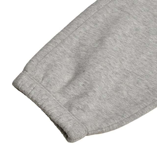 Diese Mädchen-Jogginghose vereint Stil und Komfort mit einem elastischen Bund, der innen über einen verstellbaren Kordelzug für eine individuelle Passform verfügt.\n\n Seitentaschen sorgen für zusätzliche Funktionalität, sodass Sie kleine Gegenstände verstauen oder Ihre Hände warm halten können.\n\n Elastische Knöchelbündchen sorgen für eine moderne, entspannte Passform.\n\n Sie bestehen aus einem weichen Stoff und eignen sich sowohl für Outdoor-Aktivitäten als auch für Momente der Ruhe.\n Komposition: 77% Baumwolle, 23% Polyester\n Pflege:\n- Maschinenwäsche kalt.\n - Verwenden Sie beim Waschen ähnliche Farben.\n - Vermeiden Sie die Verwendung von Bleichmitteln.\n - Bei niedriger Temperatur im Trockner trocknen.\n - Bei niedriger Temperatur bügeln.\n - Reinige chemisch nicht.