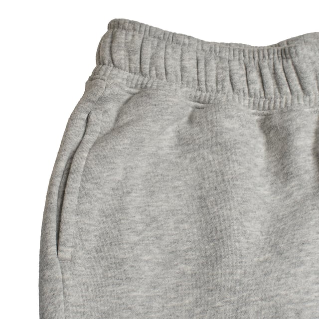 Diese Mädchen-Jogginghose vereint Stil und Komfort mit einem elastischen Bund, der innen über einen verstellbaren Kordelzug für eine individuelle Passform verfügt.\n\n Seitentaschen sorgen für zusätzliche Funktionalität, sodass Sie kleine Gegenstände verstauen oder Ihre Hände warm halten können.\n\n Elastische Knöchelbündchen sorgen für eine moderne, entspannte Passform.\n\n Sie bestehen aus einem weichen Stoff und eignen sich sowohl für Outdoor-Aktivitäten als auch für Momente der Ruhe.\n Komposition: 77% Baumwolle, 23% Polyester\n Pflege:\n- Maschinenwäsche kalt.\n - Verwenden Sie beim Waschen ähnliche Farben.\n - Vermeiden Sie die Verwendung von Bleichmitteln.\n - Bei niedriger Temperatur im Trockner trocknen.\n - Bei niedriger Temperatur bügeln.\n - Reinige chemisch nicht.