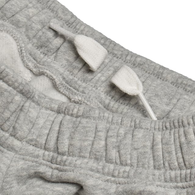 Diese Mädchen-Jogginghose vereint Stil und Komfort mit einem elastischen Bund, der innen über einen verstellbaren Kordelzug für eine individuelle Passform verfügt.\n\n Seitentaschen sorgen für zusätzliche Funktionalität, sodass Sie kleine Gegenstände verstauen oder Ihre Hände warm halten können.\n\n Elastische Knöchelbündchen sorgen für eine moderne, entspannte Passform.\n\n Sie bestehen aus einem weichen Stoff und eignen sich sowohl für Outdoor-Aktivitäten als auch für Momente der Ruhe.\n Komposition: 77% Baumwolle, 23% Polyester\n Pflege:\n- Maschinenwäsche kalt.\n - Verwenden Sie beim Waschen ähnliche Farben.\n - Vermeiden Sie die Verwendung von Bleichmitteln.\n - Bei niedriger Temperatur im Trockner trocknen.\n - Bei niedriger Temperatur bügeln.\n - Reinige chemisch nicht.