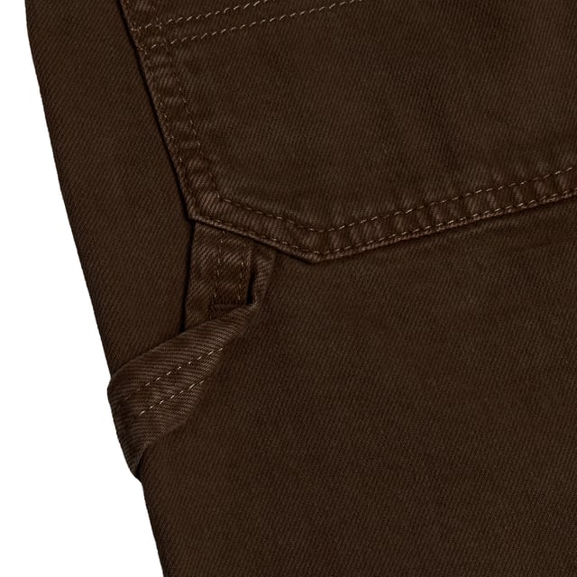 GAP Mädchen Zimmermannshose mit geradem Schnitt und mehreren Taschen\n\n Diese #M1 Zimmermannshose für Mädchen vereint Funktionalität und Stil in einem vielseitigen und bequemen Design. Ihre gerade Passform und das strapazierfähige Material machen sie ideal für den Alltag, während funktionale Details für einen modernen, entspannten Touch sorgen.\n\n Details:\n Strapazierfähiger und weicher Stoff.\n Mittlere Leibhöhe mit Knopf- und Reißverschluss.\n Gerader Schnitt mit vollem Bein.\n Große Fronttaschen und aufgesetzte Gesäßtaschen.\n Zusätzliche Taschen im Zimmermannsstil an den Seiten.\n Gürtelschlaufen.\n\n Eine praktische und unverwechselbare Mädchenhose, perfekt für urbane oder lässige Looks mit funktionalem Touch.\n Komposition: 99 % Baumwolle, 1 % Elasthan\n Pflege:\nMit ähnlichen Farben kalt in der Maschine waschen.\n Bei niedriger Temperatur trocknen.\n Bei Bedarf bei mittlerer Temperatur bügeln.