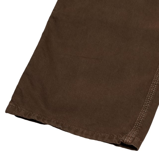 GAP Mädchen Zimmermannshose mit geradem Schnitt und mehreren Taschen\n\n Diese #M1 Zimmermannshose für Mädchen vereint Funktionalität und Stil in einem vielseitigen und bequemen Design. Ihre gerade Passform und das strapazierfähige Material machen sie ideal für den Alltag, während funktionale Details für einen modernen, entspannten Touch sorgen.\n\n Details:\n Strapazierfähiger und weicher Stoff.\n Mittlere Leibhöhe mit Knopf- und Reißverschluss.\n Gerader Schnitt mit vollem Bein.\n Große Fronttaschen und aufgesetzte Gesäßtaschen.\n Zusätzliche Taschen im Zimmermannsstil an den Seiten.\n Gürtelschlaufen.\n\n Eine praktische und unverwechselbare Mädchenhose, perfekt für urbane oder lässige Looks mit funktionalem Touch.\n Komposition: 99 % Baumwolle, 1 % Elasthan\n Pflege:\nMit ähnlichen Farben kalt in der Maschine waschen.\n Bei niedriger Temperatur trocknen.\n Bei Bedarf bei mittlerer Temperatur bügeln.