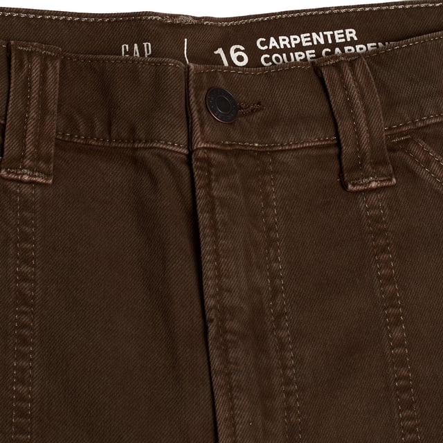GAP Mädchen Zimmermannshose mit geradem Schnitt und mehreren Taschen\n\n Diese #M1 Zimmermannshose für Mädchen vereint Funktionalität und Stil in einem vielseitigen und bequemen Design. Ihre gerade Passform und das strapazierfähige Material machen sie ideal für den Alltag, während funktionale Details für einen modernen, entspannten Touch sorgen.\n\n Details:\n Strapazierfähiger und weicher Stoff.\n Mittlere Leibhöhe mit Knopf- und Reißverschluss.\n Gerader Schnitt mit vollem Bein.\n Große Fronttaschen und aufgesetzte Gesäßtaschen.\n Zusätzliche Taschen im Zimmermannsstil an den Seiten.\n Gürtelschlaufen.\n\n Eine praktische und unverwechselbare Mädchenhose, perfekt für urbane oder lässige Looks mit funktionalem Touch.\n Komposition: 99 % Baumwolle, 1 % Elasthan\n Pflege:\nMit ähnlichen Farben kalt in der Maschine waschen.\n Bei niedriger Temperatur trocknen.\n Bei Bedarf bei mittlerer Temperatur bügeln.