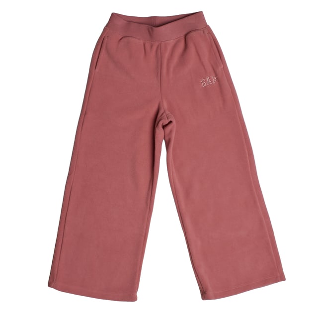 Plüschhose mit weitem Bein für Mädchen, ideal für entspannte Momente.\n\n Diese langen Hosen #M1 für Mädchen vereinen Weichheit und lässigen Stil in einem bequemen Alltagsstück. Ihr gerader Schnitt und der weiche Stoff machen sie perfekt zum Faulenzen zu Hause oder für lässige Ausflüge mit einem gemütlichen Touch.\n\n Details:\n Art des Kleidungsstücks: Lange Hosen für Mädchen.\n Design: Ausgestelltes Bein mit aufgesticktem Logo oben.\n Taille: Elastisch, kein sichtbarer Kordelzug.\n Verschluss: Kein Verschluss, zum Überziehen.\n Taschen: Funktionelle Seitentaschen.\n Material: Weicher und warmer Plüsch.\n Passform: Lockere Passform, für alltäglichen Komfort konzipiert.\n\n Vielseitige und warme Mädchenhosen, ideal, um Komfort zu genießen, ohne auf Stil zu verzichten.\n Komposition: 100% Polyester\n Pflege:\nMaschinenwäsche in kaltem Wasser.\n Verwenden Sie kein Bleichmittel.\n An der Luft trocknen.\n Reinige chemisch nicht.