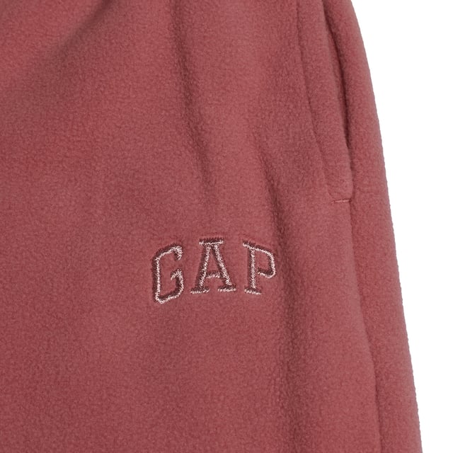 Plüschhose mit weitem Bein für Mädchen, ideal für entspannte Momente.\n\n Diese langen Hosen #M1 für Mädchen vereinen Weichheit und lässigen Stil in einem bequemen Alltagsstück. Ihr gerader Schnitt und der weiche Stoff machen sie perfekt zum Faulenzen zu Hause oder für lässige Ausflüge mit einem gemütlichen Touch.\n\n Details:\n Art des Kleidungsstücks: Lange Hosen für Mädchen.\n Design: Ausgestelltes Bein mit aufgesticktem Logo oben.\n Taille: Elastisch, kein sichtbarer Kordelzug.\n Verschluss: Kein Verschluss, zum Überziehen.\n Taschen: Funktionelle Seitentaschen.\n Material: Weicher und warmer Plüsch.\n Passform: Lockere Passform, für alltäglichen Komfort konzipiert.\n\n Vielseitige und warme Mädchenhosen, ideal, um Komfort zu genießen, ohne auf Stil zu verzichten.\n Komposition: 100% Polyester\n Pflege:\nMaschinenwäsche in kaltem Wasser.\n Verwenden Sie kein Bleichmittel.\n An der Luft trocknen.\n Reinige chemisch nicht.