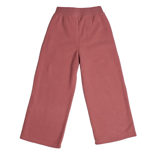 Plüschhose mit weitem Bein für Mädchen, ideal für entspannte Momente.\n\n Diese langen Hosen #M1 für Mädchen vereinen Weichheit und lässigen Stil in einem bequemen Alltagsstück. Ihr gerader Schnitt und der weiche Stoff machen sie perfekt zum Faulenzen zu Hause oder für lässige Ausflüge mit einem gemütlichen Touch.\n\n Details:\n Art des Kleidungsstücks: Lange Hosen für Mädchen.\n Design: Ausgestelltes Bein mit aufgesticktem Logo oben.\n Taille: Elastisch, kein sichtbarer Kordelzug.\n Verschluss: Kein Verschluss, zum Überziehen.\n Taschen: Funktionelle Seitentaschen.\n Material: Weicher und warmer Plüsch.\n Passform: Lockere Passform, für alltäglichen Komfort konzipiert.\n\n Vielseitige und warme Mädchenhosen, ideal, um Komfort zu genießen, ohne auf Stil zu verzichten.\n Komposition: 100% Polyester\n Pflege:\nMaschinenwäsche in kaltem Wasser.\n Verwenden Sie kein Bleichmittel.\n An der Luft trocknen.\n Reinige chemisch nicht.