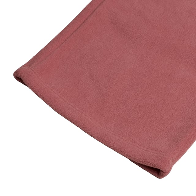 Plüschhose mit weitem Bein für Mädchen, ideal für entspannte Momente.\n\n Diese langen Hosen #M1 für Mädchen vereinen Weichheit und lässigen Stil in einem bequemen Alltagsstück. Ihr gerader Schnitt und der weiche Stoff machen sie perfekt zum Faulenzen zu Hause oder für lässige Ausflüge mit einem gemütlichen Touch.\n\n Details:\n Art des Kleidungsstücks: Lange Hosen für Mädchen.\n Design: Ausgestelltes Bein mit aufgesticktem Logo oben.\n Taille: Elastisch, kein sichtbarer Kordelzug.\n Verschluss: Kein Verschluss, zum Überziehen.\n Taschen: Funktionelle Seitentaschen.\n Material: Weicher und warmer Plüsch.\n Passform: Lockere Passform, für alltäglichen Komfort konzipiert.\n\n Vielseitige und warme Mädchenhosen, ideal, um Komfort zu genießen, ohne auf Stil zu verzichten.\n Komposition: 100% Polyester\n Pflege:\nMaschinenwäsche in kaltem Wasser.\n Verwenden Sie kein Bleichmittel.\n An der Luft trocknen.\n Reinige chemisch nicht.