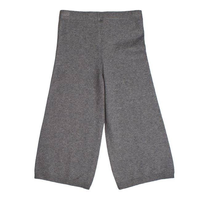 GAP Mädchen-Strickhose mit weitem Bein\n\n Diese Strickhose für Mädchen von GAP bietet dank ihres weichen Stoffes und der lockeren Passform Komfort und Bewegungsfreiheit. Das Schlupfdesign und der elastische Bund sorgen für eine bequeme Passform, ideal für den Alltag. Perfekt zum Kombinieren mit Pullovern oder T-Shirts für lässige und gemütliche Looks.\n\n Details:\n Weit und gerade geschnitten.\n Weicher und angenehm anzufassender Strickstoff.\n Elastischer Bund für mehr Komfort.\n Gerippte Abschlüsse an Taille und Saum.\n Leichtes und vielseitiges Kleidungsstück für jede Jahreszeit.\n\n Bequeme und funktionelle Strickhose für Mädchen, ideal für den Alltag mit einem entspannten und modernen Stil.\n Komposition: 53 % Baumwolle, 47 % Nylon\n Pflege:\nMit ähnlichen Farben kalt in der Maschine waschen.\n Bei niedriger Temperatur trocknen.\n Bei Bedarf bei mittlerer Temperatur bügeln.