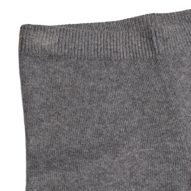 GAP Mädchen-Strickhose mit weitem Bein\n\n Diese Strickhose für Mädchen von GAP bietet dank ihres weichen Stoffes und der lockeren Passform Komfort und Bewegungsfreiheit. Das Schlupfdesign und der elastische Bund sorgen für eine bequeme Passform, ideal für den Alltag. Perfekt zum Kombinieren mit Pullovern oder T-Shirts für lässige und gemütliche Looks.\n\n Details:\n Weit und gerade geschnitten.\n Weicher und angenehm anzufassender Strickstoff.\n Elastischer Bund für mehr Komfort.\n Gerippte Abschlüsse an Taille und Saum.\n Leichtes und vielseitiges Kleidungsstück für jede Jahreszeit.\n\n Bequeme und funktionelle Strickhose für Mädchen, ideal für den Alltag mit einem entspannten und modernen Stil.\n Komposition: 53 % Baumwolle, 47 % Nylon\n Pflege:\nMit ähnlichen Farben kalt in der Maschine waschen.\n Bei niedriger Temperatur trocknen.\n Bei Bedarf bei mittlerer Temperatur bügeln.