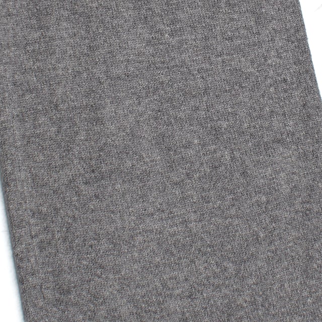 GAP Mädchen-Strickhose mit weitem Bein\n\n Diese Strickhose für Mädchen von GAP bietet dank ihres weichen Stoffes und der lockeren Passform Komfort und Bewegungsfreiheit. Das Schlupfdesign und der elastische Bund sorgen für eine bequeme Passform, ideal für den Alltag. Perfekt zum Kombinieren mit Pullovern oder T-Shirts für lässige und gemütliche Looks.\n\n Details:\n Weit und gerade geschnitten.\n Weicher und angenehm anzufassender Strickstoff.\n Elastischer Bund für mehr Komfort.\n Gerippte Abschlüsse an Taille und Saum.\n Leichtes und vielseitiges Kleidungsstück für jede Jahreszeit.\n\n Bequeme und funktionelle Strickhose für Mädchen, ideal für den Alltag mit einem entspannten und modernen Stil.\n Komposition: 53 % Baumwolle, 47 % Nylon\n Pflege:\nMit ähnlichen Farben kalt in der Maschine waschen.\n Bei niedriger Temperatur trocknen.\n Bei Bedarf bei mittlerer Temperatur bügeln.