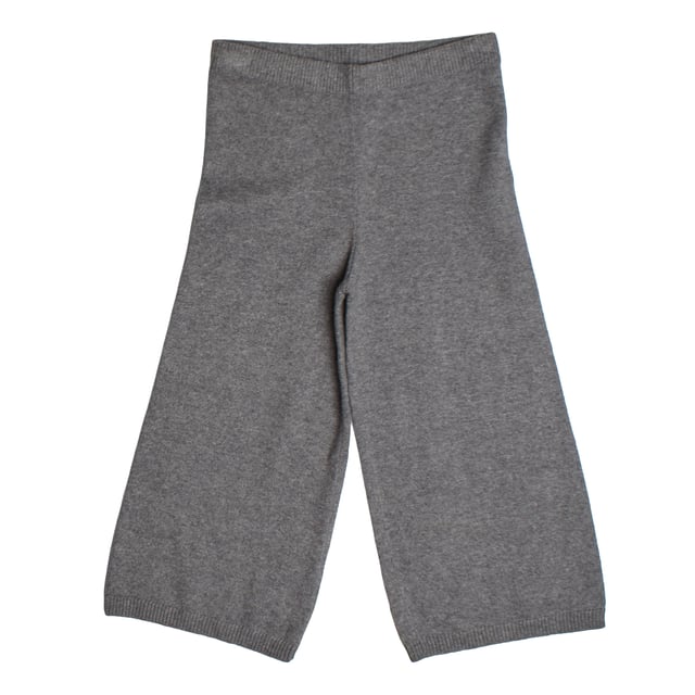GAP Mädchen-Strickhose mit weitem Bein\n\n Diese Strickhose für Mädchen von GAP bietet dank ihres weichen Stoffes und der lockeren Passform Komfort und Bewegungsfreiheit. Das Schlupfdesign und der elastische Bund sorgen für eine bequeme Passform, ideal für den Alltag. Perfekt zum Kombinieren mit Pullovern oder T-Shirts für lässige und gemütliche Looks.\n\n Details:\n Weit und gerade geschnitten.\n Weicher und angenehm anzufassender Strickstoff.\n Elastischer Bund für mehr Komfort.\n Gerippte Abschlüsse an Taille und Saum.\n Leichtes und vielseitiges Kleidungsstück für jede Jahreszeit.\n\n Bequeme und funktionelle Strickhose für Mädchen, ideal für den Alltag mit einem entspannten und modernen Stil.\n Komposition: 53 % Baumwolle, 47 % Nylon\n Pflege:\nMit ähnlichen Farben kalt in der Maschine waschen.\n Bei niedriger Temperatur trocknen.\n Bei Bedarf bei mittlerer Temperatur bügeln.