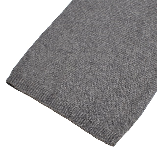 GAP Mädchen-Strickhose mit weitem Bein\n\n Diese Strickhose für Mädchen von GAP bietet dank ihres weichen Stoffes und der lockeren Passform Komfort und Bewegungsfreiheit. Das Schlupfdesign und der elastische Bund sorgen für eine bequeme Passform, ideal für den Alltag. Perfekt zum Kombinieren mit Pullovern oder T-Shirts für lässige und gemütliche Looks.\n\n Details:\n Weit und gerade geschnitten.\n Weicher und angenehm anzufassender Strickstoff.\n Elastischer Bund für mehr Komfort.\n Gerippte Abschlüsse an Taille und Saum.\n Leichtes und vielseitiges Kleidungsstück für jede Jahreszeit.\n\n Bequeme und funktionelle Strickhose für Mädchen, ideal für den Alltag mit einem entspannten und modernen Stil.\n Komposition: 53 % Baumwolle, 47 % Nylon\n Pflege:\nMit ähnlichen Farben kalt in der Maschine waschen.\n Bei niedriger Temperatur trocknen.\n Bei Bedarf bei mittlerer Temperatur bügeln.
