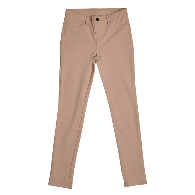 Uniformhose für Mädchen aus Jersey-Strick.\n\n Diese GAP Mädchenhose ist aus weichem Jersey-Strick gefertigt und bietet die nötige Dehnbarkeit und den Komfort für den Alltag. Die schmale Passform sorgt für einen eleganten Look, perfekt für Schuluniformen oder formellere Outfits.\n\n Details:\n Kleidungstyp: Lange Hose im Uniformstil für Mädchen.\n Design: Schlicht mit funktionalen Gesäßtaschen und dekorativen Fronttaschen.\n Taille: Elastisch mit Gürtelschlaufen.\n Verschluss: Vorne mit Metallknopf und Reißverschluss.\n Material: Weicher und dehnbarer Jersey-Strick.\n Passform: Enger Leggings-Stil, bequem und flexibel.\n\n Eine praktische und vielseitige Mädchenhose, die den Stil einer Uniform mit dem Komfort von Stretchgewebe kombiniert.\n Komposition: 36 % Baumwolle, 34 % Nylon, 24 % Polyester, 6 % Elastan\n Pflege:\nMaschinenwäsche in kaltem Wasser.\n Verwenden Sie kein Bleichmittel.\n An der Luft trocknen.\n Bei niedriger Temperatur bügeln.\n Reinige chemisch nicht.