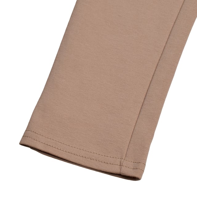 Uniformhose für Mädchen aus Jersey-Strick.\n\n Diese GAP Mädchenhose ist aus weichem Jersey-Strick gefertigt und bietet die nötige Dehnbarkeit und den Komfort für den Alltag. Die schmale Passform sorgt für einen eleganten Look, perfekt für Schuluniformen oder formellere Outfits.\n\n Details:\n Kleidungstyp: Lange Hose im Uniformstil für Mädchen.\n Design: Schlicht mit funktionalen Gesäßtaschen und dekorativen Fronttaschen.\n Taille: Elastisch mit Gürtelschlaufen.\n Verschluss: Vorne mit Metallknopf und Reißverschluss.\n Material: Weicher und dehnbarer Jersey-Strick.\n Passform: Enger Leggings-Stil, bequem und flexibel.\n\n Eine praktische und vielseitige Mädchenhose, die den Stil einer Uniform mit dem Komfort von Stretchgewebe kombiniert.\n Komposition: 36 % Baumwolle, 34 % Nylon, 24 % Polyester, 6 % Elastan\n Pflege:\nMaschinenwäsche in kaltem Wasser.\n Verwenden Sie kein Bleichmittel.\n An der Luft trocknen.\n Bei niedriger Temperatur bügeln.\n Reinige chemisch nicht.