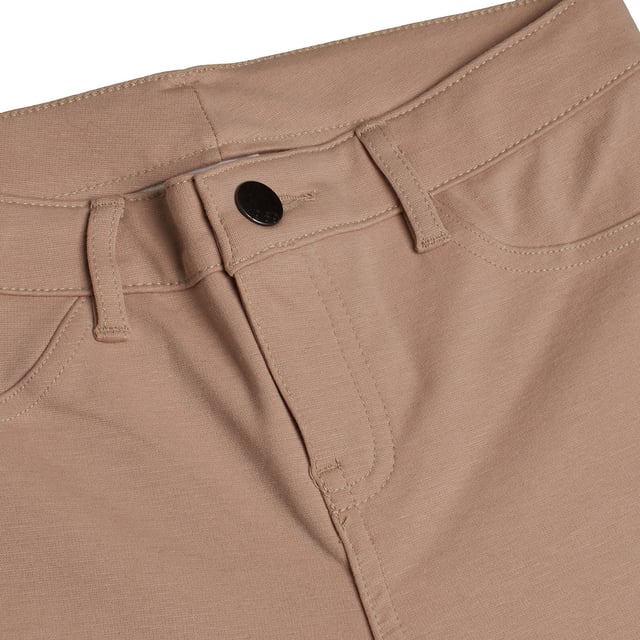 Uniformhose für Mädchen aus Jersey-Strick.\n\n Diese GAP Mädchenhose ist aus weichem Jersey-Strick gefertigt und bietet die nötige Dehnbarkeit und den Komfort für den Alltag. Die schmale Passform sorgt für einen eleganten Look, perfekt für Schuluniformen oder formellere Outfits.\n\n Details:\n Kleidungstyp: Lange Hose im Uniformstil für Mädchen.\n Design: Schlicht mit funktionalen Gesäßtaschen und dekorativen Fronttaschen.\n Taille: Elastisch mit Gürtelschlaufen.\n Verschluss: Vorne mit Metallknopf und Reißverschluss.\n Material: Weicher und dehnbarer Jersey-Strick.\n Passform: Enger Leggings-Stil, bequem und flexibel.\n\n Eine praktische und vielseitige Mädchenhose, die den Stil einer Uniform mit dem Komfort von Stretchgewebe kombiniert.\n Komposition: 36 % Baumwolle, 34 % Nylon, 24 % Polyester, 6 % Elastan\n Pflege:\nMaschinenwäsche in kaltem Wasser.\n Verwenden Sie kein Bleichmittel.\n An der Luft trocknen.\n Bei niedriger Temperatur bügeln.\n Reinige chemisch nicht.