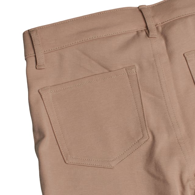Uniformhose für Mädchen aus Jersey-Strick.\n\n Diese GAP Mädchenhose ist aus weichem Jersey-Strick gefertigt und bietet die nötige Dehnbarkeit und den Komfort für den Alltag. Die schmale Passform sorgt für einen eleganten Look, perfekt für Schuluniformen oder formellere Outfits.\n\n Details:\n Kleidungstyp: Lange Hose im Uniformstil für Mädchen.\n Design: Schlicht mit funktionalen Gesäßtaschen und dekorativen Fronttaschen.\n Taille: Elastisch mit Gürtelschlaufen.\n Verschluss: Vorne mit Metallknopf und Reißverschluss.\n Material: Weicher und dehnbarer Jersey-Strick.\n Passform: Enger Leggings-Stil, bequem und flexibel.\n\n Eine praktische und vielseitige Mädchenhose, die den Stil einer Uniform mit dem Komfort von Stretchgewebe kombiniert.\n Komposition: 36 % Baumwolle, 34 % Nylon, 24 % Polyester, 6 % Elastan\n Pflege:\nMaschinenwäsche in kaltem Wasser.\n Verwenden Sie kein Bleichmittel.\n An der Luft trocknen.\n Bei niedriger Temperatur bügeln.\n Reinige chemisch nicht.
