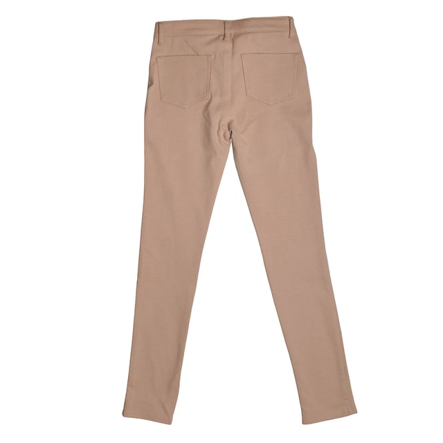 Uniformhose für Mädchen aus Jersey-Strick.\n\n Diese GAP Mädchenhose ist aus weichem Jersey-Strick gefertigt und bietet die nötige Dehnbarkeit und den Komfort für den Alltag. Die schmale Passform sorgt für einen eleganten Look, perfekt für Schuluniformen oder formellere Outfits.\n\n Details:\n Kleidungstyp: Lange Hose im Uniformstil für Mädchen.\n Design: Schlicht mit funktionalen Gesäßtaschen und dekorativen Fronttaschen.\n Taille: Elastisch mit Gürtelschlaufen.\n Verschluss: Vorne mit Metallknopf und Reißverschluss.\n Material: Weicher und dehnbarer Jersey-Strick.\n Passform: Enger Leggings-Stil, bequem und flexibel.\n\n Eine praktische und vielseitige Mädchenhose, die den Stil einer Uniform mit dem Komfort von Stretchgewebe kombiniert.\n Komposition: 36 % Baumwolle, 34 % Nylon, 24 % Polyester, 6 % Elastan\n Pflege:\nMaschinenwäsche in kaltem Wasser.\n Verwenden Sie kein Bleichmittel.\n An der Luft trocknen.\n Bei niedriger Temperatur bügeln.\n Reinige chemisch nicht.