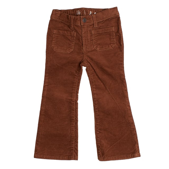 Schlaghose aus Cord für Mädchen im Retro-Stil und mit weicher Textur.\n\n Diese GAP Mädchenhose kombiniert ein Vintage-inspiriertes Design mit der Wärme und Weichheit von Cord. Ihre Vordertaschen und der ausgestellte Schnitt machen sie bequem und stilvoll für den Alltag.\n\n Details:\n Art des Kleidungsstücks: Lange Hosen für Mädchen.\n Design: Ausgestelltes Bein mit aufgesetzten Taschen vorne.\n Taille: Gummizug hinten mit Gürtelschlaufen.\n Verschluss: Reißverschluss.\n Material: Weicher und strapazierfähiger Cordstoff.\n Passform: Bequem, mit weitem Beinausschnitt ab dem Knie.\n\n Eine Mädchenhose mit Retro-Touch, ideal für originelle und gemütliche Looks zu jeder Jahreszeit.\n Komposition: 98 % Baumwolle, 2 % Elasthan\n Pflege:\nMaschinenwäsche in kaltem Wasser.\n Verwenden Sie kein Bleichmittel.\n An der Luft trocknen.\n Bei niedriger Temperatur bügeln.\n Reinige chemisch nicht.