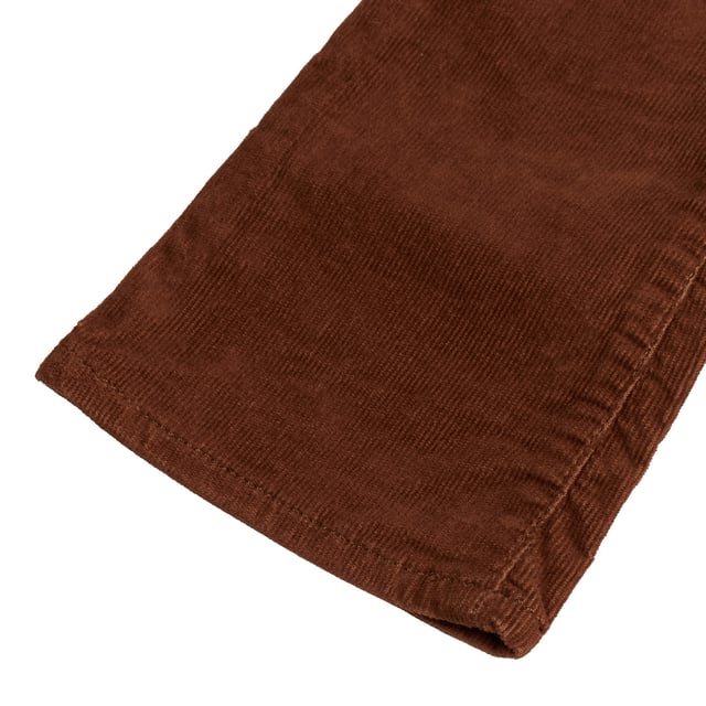Schlaghose aus Cord für Mädchen im Retro-Stil und mit weicher Textur.\n\n Diese GAP Mädchenhose kombiniert ein Vintage-inspiriertes Design mit der Wärme und Weichheit von Cord. Ihre Vordertaschen und der ausgestellte Schnitt machen sie bequem und stilvoll für den Alltag.\n\n Details:\n Art des Kleidungsstücks: Lange Hosen für Mädchen.\n Design: Ausgestelltes Bein mit aufgesetzten Taschen vorne.\n Taille: Gummizug hinten mit Gürtelschlaufen.\n Verschluss: Reißverschluss.\n Material: Weicher und strapazierfähiger Cordstoff.\n Passform: Bequem, mit weitem Beinausschnitt ab dem Knie.\n\n Eine Mädchenhose mit Retro-Touch, ideal für originelle und gemütliche Looks zu jeder Jahreszeit.\n Komposition: 98 % Baumwolle, 2 % Elasthan\n Pflege:\nMaschinenwäsche in kaltem Wasser.\n Verwenden Sie kein Bleichmittel.\n An der Luft trocknen.\n Bei niedriger Temperatur bügeln.\n Reinige chemisch nicht.