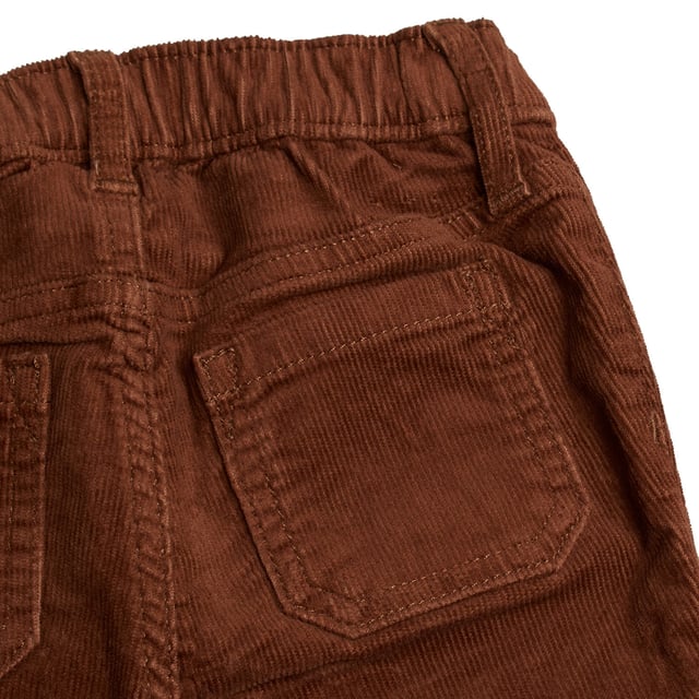 Schlaghose aus Cord für Mädchen im Retro-Stil und mit weicher Textur.\n\n Diese GAP Mädchenhose kombiniert ein Vintage-inspiriertes Design mit der Wärme und Weichheit von Cord. Ihre Vordertaschen und der ausgestellte Schnitt machen sie bequem und stilvoll für den Alltag.\n\n Details:\n Art des Kleidungsstücks: Lange Hosen für Mädchen.\n Design: Ausgestelltes Bein mit aufgesetzten Taschen vorne.\n Taille: Gummizug hinten mit Gürtelschlaufen.\n Verschluss: Reißverschluss.\n Material: Weicher und strapazierfähiger Cordstoff.\n Passform: Bequem, mit weitem Beinausschnitt ab dem Knie.\n\n Eine Mädchenhose mit Retro-Touch, ideal für originelle und gemütliche Looks zu jeder Jahreszeit.\n Komposition: 98 % Baumwolle, 2 % Elasthan\n Pflege:\nMaschinenwäsche in kaltem Wasser.\n Verwenden Sie kein Bleichmittel.\n An der Luft trocknen.\n Bei niedriger Temperatur bügeln.\n Reinige chemisch nicht.