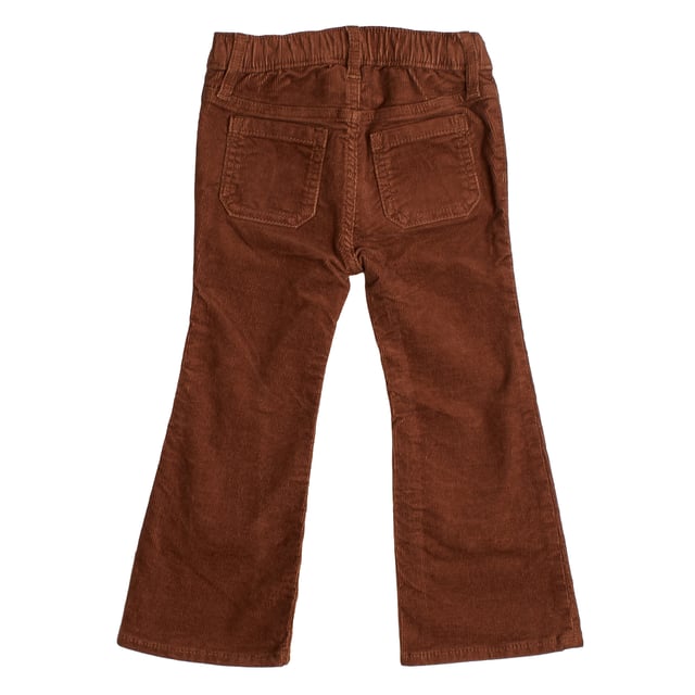 Schlaghose aus Cord für Mädchen im Retro-Stil und mit weicher Textur.\n\n Diese GAP Mädchenhose kombiniert ein Vintage-inspiriertes Design mit der Wärme und Weichheit von Cord. Ihre Vordertaschen und der ausgestellte Schnitt machen sie bequem und stilvoll für den Alltag.\n\n Details:\n Art des Kleidungsstücks: Lange Hosen für Mädchen.\n Design: Ausgestelltes Bein mit aufgesetzten Taschen vorne.\n Taille: Gummizug hinten mit Gürtelschlaufen.\n Verschluss: Reißverschluss.\n Material: Weicher und strapazierfähiger Cordstoff.\n Passform: Bequem, mit weitem Beinausschnitt ab dem Knie.\n\n Eine Mädchenhose mit Retro-Touch, ideal für originelle und gemütliche Looks zu jeder Jahreszeit.\n Komposition: 98 % Baumwolle, 2 % Elasthan\n Pflege:\nMaschinenwäsche in kaltem Wasser.\n Verwenden Sie kein Bleichmittel.\n An der Luft trocknen.\n Bei niedriger Temperatur bügeln.\n Reinige chemisch nicht.