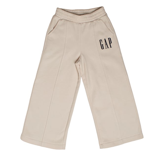 Mädchen-Jogginghose GAP mit geradem Bein und Mittelnaht\n\n Diese GAP Jogginghose für Mädchen bietet Komfort und Style in klarem, modernem Design. Sie ist aus weichem Stoff gefertigt und verfügt über ein gerades Bein, eine Mittelnaht vorne und einen elastischen Bund für eine bequeme Passform. Das seitliche GAP Logo verleiht ihr einen unverwechselbaren Touch.\n\n Details:\n Gerader Schnitt mit weitem Bein.\n Weicher und warmer Stoff.\n Elastischer Bund ohne Kordelzug.\n Diskrete Seitentaschen.\n Plüsch-Innenausstattung.\n Dekorative Mittelnaht an beiden Beinen.\n GAP-Logo oben aufgestickt.\n\n Eine ideale Mädchenhose, die Komfort, Funktionalität und minimalistischen Stil für jeden Anlass vereint.\n Komposition: 77 % Baumwolle, 23 % Polyester\n Pflege:\nMit ähnlichen Farben kalt in der Maschine waschen.\n Bei niedriger Temperatur trocknen.\n Bei Bedarf bei mittlerer Temperatur bügeln.