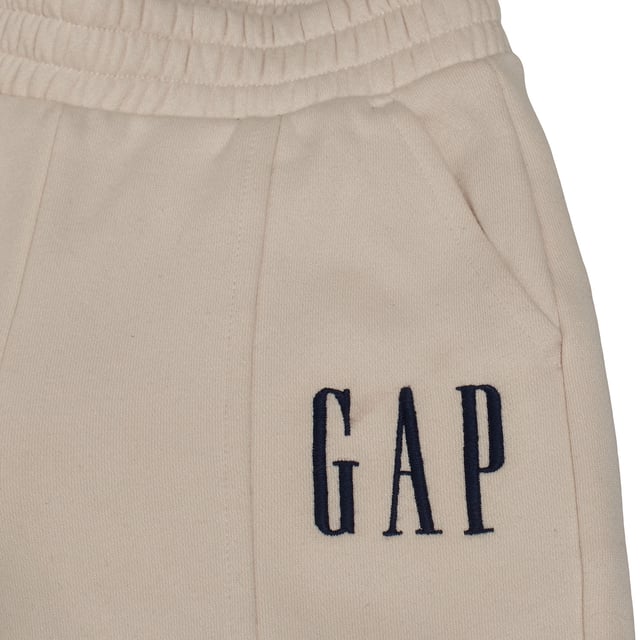 Mädchen-Jogginghose GAP mit geradem Bein und Mittelnaht\n\n Diese GAP Jogginghose für Mädchen bietet Komfort und Style in klarem, modernem Design. Sie ist aus weichem Stoff gefertigt und verfügt über ein gerades Bein, eine Mittelnaht vorne und einen elastischen Bund für eine bequeme Passform. Das seitliche GAP Logo verleiht ihr einen unverwechselbaren Touch.\n\n Details:\n Gerader Schnitt mit weitem Bein.\n Weicher und warmer Stoff.\n Elastischer Bund ohne Kordelzug.\n Diskrete Seitentaschen.\n Plüsch-Innenausstattung.\n Dekorative Mittelnaht an beiden Beinen.\n GAP-Logo oben aufgestickt.\n\n Eine ideale Mädchenhose, die Komfort, Funktionalität und minimalistischen Stil für jeden Anlass vereint.\n Komposition: 77 % Baumwolle, 23 % Polyester\n Pflege:\nMit ähnlichen Farben kalt in der Maschine waschen.\n Bei niedriger Temperatur trocknen.\n Bei Bedarf bei mittlerer Temperatur bügeln.