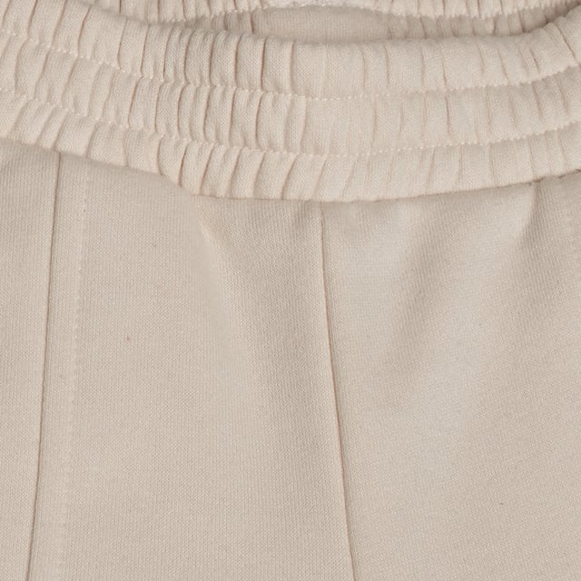 Mädchen-Jogginghose GAP mit geradem Bein und Mittelnaht\n\n Diese GAP Jogginghose für Mädchen bietet Komfort und Style in klarem, modernem Design. Sie ist aus weichem Stoff gefertigt und verfügt über ein gerades Bein, eine Mittelnaht vorne und einen elastischen Bund für eine bequeme Passform. Das seitliche GAP Logo verleiht ihr einen unverwechselbaren Touch.\n\n Details:\n Gerader Schnitt mit weitem Bein.\n Weicher und warmer Stoff.\n Elastischer Bund ohne Kordelzug.\n Diskrete Seitentaschen.\n Plüsch-Innenausstattung.\n Dekorative Mittelnaht an beiden Beinen.\n GAP-Logo oben aufgestickt.\n\n Eine ideale Mädchenhose, die Komfort, Funktionalität und minimalistischen Stil für jeden Anlass vereint.\n Komposition: 77 % Baumwolle, 23 % Polyester\n Pflege:\nMit ähnlichen Farben kalt in der Maschine waschen.\n Bei niedriger Temperatur trocknen.\n Bei Bedarf bei mittlerer Temperatur bügeln.