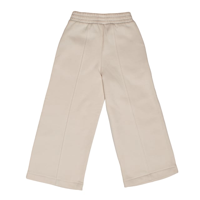 Mädchen-Jogginghose GAP mit geradem Bein und Mittelnaht\n\n Diese GAP Jogginghose für Mädchen bietet Komfort und Style in klarem, modernem Design. Sie ist aus weichem Stoff gefertigt und verfügt über ein gerades Bein, eine Mittelnaht vorne und einen elastischen Bund für eine bequeme Passform. Das seitliche GAP Logo verleiht ihr einen unverwechselbaren Touch.\n\n Details:\n Gerader Schnitt mit weitem Bein.\n Weicher und warmer Stoff.\n Elastischer Bund ohne Kordelzug.\n Diskrete Seitentaschen.\n Plüsch-Innenausstattung.\n Dekorative Mittelnaht an beiden Beinen.\n GAP-Logo oben aufgestickt.\n\n Eine ideale Mädchenhose, die Komfort, Funktionalität und minimalistischen Stil für jeden Anlass vereint.\n Komposition: 77 % Baumwolle, 23 % Polyester\n Pflege:\nMit ähnlichen Farben kalt in der Maschine waschen.\n Bei niedriger Temperatur trocknen.\n Bei Bedarf bei mittlerer Temperatur bügeln.