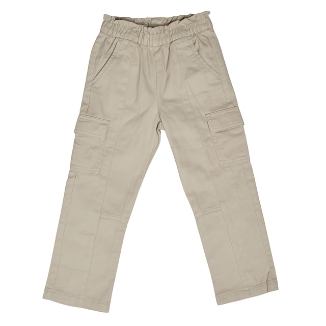 Mädchen-Cargohose GAP mit geraffter Taille und Seitentaschen\n\n Diese #M1 Cargohose für Mädchen vereint praktischen Stil mit absolutem Komfort. Sie ist aus strapazierfähigem Stoff gefertigt, verfügt über einen gerafften elastischen Bund und mehrere praktische Taschen und ist somit perfekt für den Alltag oder zum freien Erkunden.\n\n Details:\n Gerader und bequemer Schnitt.\n Geraffter Gummibund ohne Kordelzug.\n Strapazierfähiger Stoff mit weichem Baumwollgefühl.\n Diagonale Taschen vorne.\n Seitliche Cargotaschen mit Klappe.\n Gesäßtaschen.\n Dekorative Nähte an den Beinen.\n\n Eine funktionelle und moderne Mädchenhose, ideal für lässige Looks mit Charakter und Komfort bei jedem Abenteuer.\n Komposition: 100% Baumwolle\n Pflege:\nMit ähnlichen Farben kalt in der Maschine waschen.\n Bei niedriger Temperatur trocknen.\n Bei Bedarf bei mittlerer Temperatur bügeln.