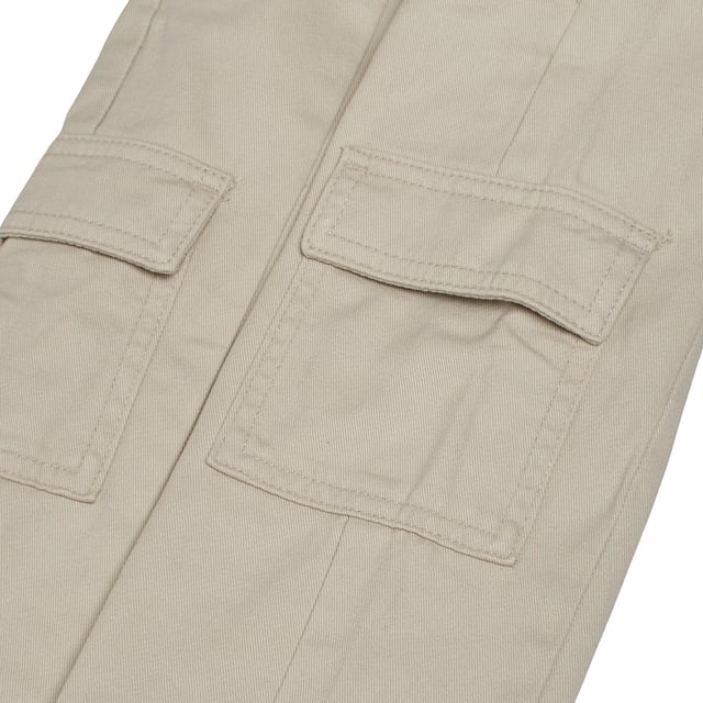 Mädchen-Cargohose GAP mit geraffter Taille und Seitentaschen\n\n Diese #M1 Cargohose für Mädchen vereint praktischen Stil mit absolutem Komfort. Sie ist aus strapazierfähigem Stoff gefertigt, verfügt über einen gerafften elastischen Bund und mehrere praktische Taschen und ist somit perfekt für den Alltag oder zum freien Erkunden.\n\n Details:\n Gerader und bequemer Schnitt.\n Geraffter Gummibund ohne Kordelzug.\n Strapazierfähiger Stoff mit weichem Baumwollgefühl.\n Diagonale Taschen vorne.\n Seitliche Cargotaschen mit Klappe.\n Gesäßtaschen.\n Dekorative Nähte an den Beinen.\n\n Eine funktionelle und moderne Mädchenhose, ideal für lässige Looks mit Charakter und Komfort bei jedem Abenteuer.\n Komposition: 100% Baumwolle\n Pflege:\nMit ähnlichen Farben kalt in der Maschine waschen.\n Bei niedriger Temperatur trocknen.\n Bei Bedarf bei mittlerer Temperatur bügeln.