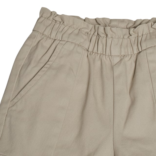 Mädchen-Cargohose GAP mit geraffter Taille und Seitentaschen\n\n Diese #M1 Cargohose für Mädchen vereint praktischen Stil mit absolutem Komfort. Sie ist aus strapazierfähigem Stoff gefertigt, verfügt über einen gerafften elastischen Bund und mehrere praktische Taschen und ist somit perfekt für den Alltag oder zum freien Erkunden.\n\n Details:\n Gerader und bequemer Schnitt.\n Geraffter Gummibund ohne Kordelzug.\n Strapazierfähiger Stoff mit weichem Baumwollgefühl.\n Diagonale Taschen vorne.\n Seitliche Cargotaschen mit Klappe.\n Gesäßtaschen.\n Dekorative Nähte an den Beinen.\n\n Eine funktionelle und moderne Mädchenhose, ideal für lässige Looks mit Charakter und Komfort bei jedem Abenteuer.\n Komposition: 100% Baumwolle\n Pflege:\nMit ähnlichen Farben kalt in der Maschine waschen.\n Bei niedriger Temperatur trocknen.\n Bei Bedarf bei mittlerer Temperatur bügeln.