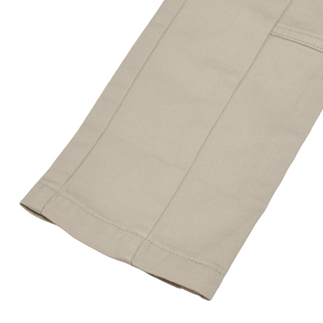 Mädchen-Cargohose GAP mit geraffter Taille und Seitentaschen\n\n Diese #M1 Cargohose für Mädchen vereint praktischen Stil mit absolutem Komfort. Sie ist aus strapazierfähigem Stoff gefertigt, verfügt über einen gerafften elastischen Bund und mehrere praktische Taschen und ist somit perfekt für den Alltag oder zum freien Erkunden.\n\n Details:\n Gerader und bequemer Schnitt.\n Geraffter Gummibund ohne Kordelzug.\n Strapazierfähiger Stoff mit weichem Baumwollgefühl.\n Diagonale Taschen vorne.\n Seitliche Cargotaschen mit Klappe.\n Gesäßtaschen.\n Dekorative Nähte an den Beinen.\n\n Eine funktionelle und moderne Mädchenhose, ideal für lässige Looks mit Charakter und Komfort bei jedem Abenteuer.\n Komposition: 100% Baumwolle\n Pflege:\nMit ähnlichen Farben kalt in der Maschine waschen.\n Bei niedriger Temperatur trocknen.\n Bei Bedarf bei mittlerer Temperatur bügeln.