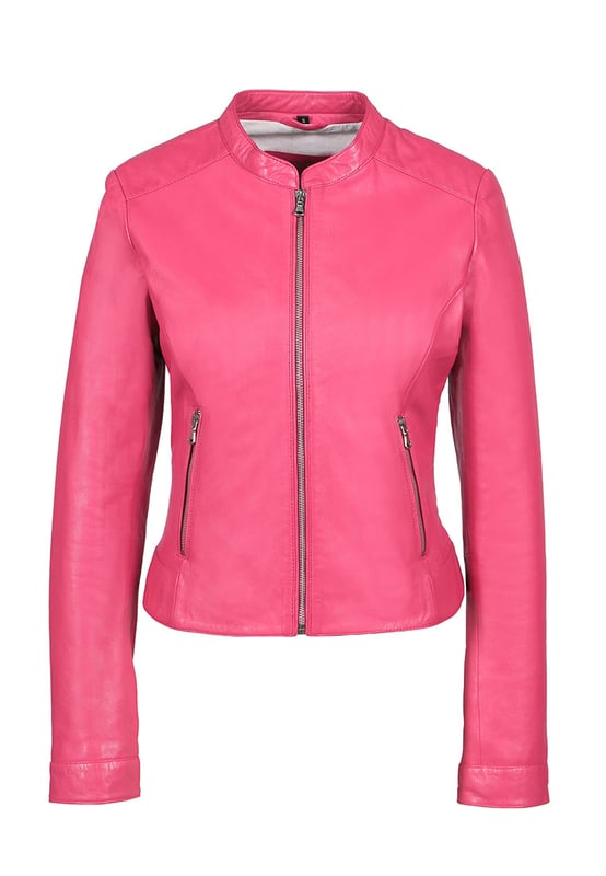 Diese Damen Lederjacke begeistert durch ihre schlichte und elegante Optik. Der moderne Rundhalsausschnitt und der taillierte Schnitt machen sie zum idealen Begleiter für jeden Anlass ob im Alltag, Büro oder abends beim Ausgehen. Das hochwertige Material fühlt sich angenehm weich an und sorgt für einen perfekten Sitz.