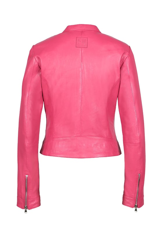 Diese Damen Lederjacke begeistert durch ihre schlichte und elegante Optik. Der moderne Rundhalsausschnitt und der taillierte Schnitt machen sie zum idealen Begleiter für jeden Anlass ob im Alltag, Büro oder abends beim Ausgehen. Das hochwertige Material fühlt sich angenehm weich an und sorgt für einen perfekten Sitz.